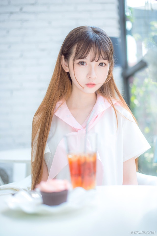 “我已命人将你妻子接走，秋毫无犯。”法正淡然道。